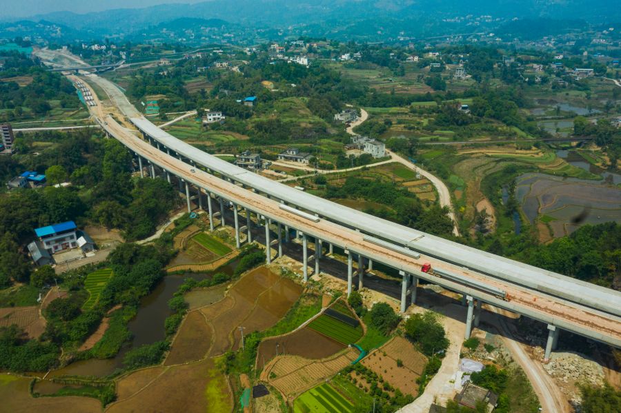 瀘永高速公路隆敘鐵路跨線橋設(shè)計橋長 482.25m，孔數(shù)及孔徑 (孔-m)：19×25；該橋上部結(jié)構(gòu)采用預應(yīng)力砼(后張) 小箱梁；下部結(jié)構(gòu)橋臺采用 U 臺，橋墩采用柱式墩，橋墩采用樁基礎(chǔ)，橋臺采用擴大基礎(chǔ)。項目的建成為瀘州構(gòu)建區(qū)域性綜合交通樞紐，打造旅游集散中心提供有力支撐，為帶動成渝經(jīng)濟區(qū)“雙核五帶”布局，促進成渝地區(qū)區(qū)域合作發(fā)展具有重要意義。.jpg
