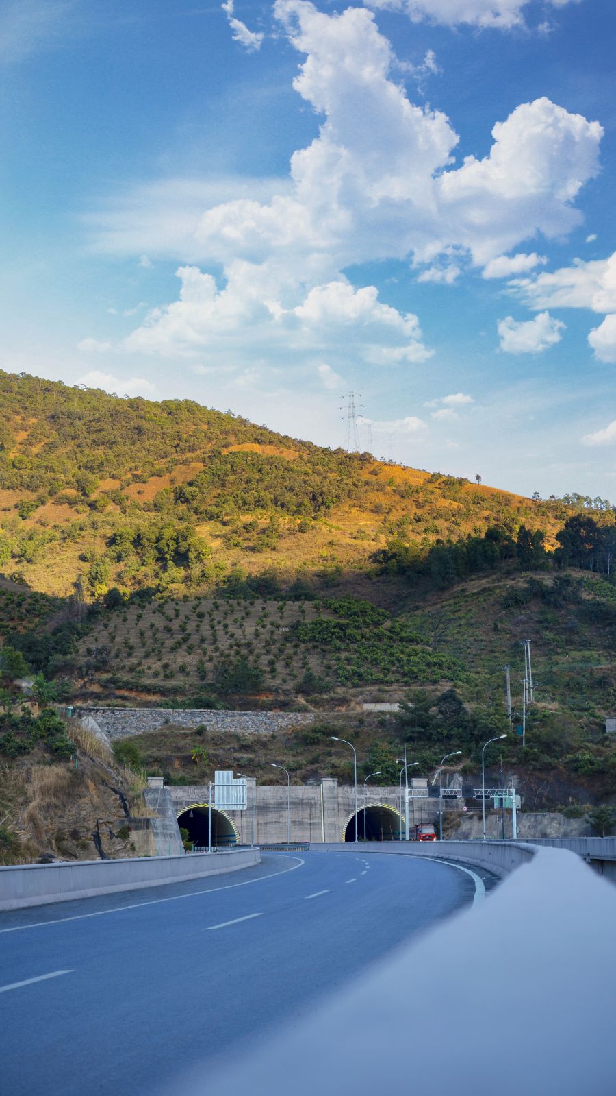 攀大高速公路-寶鼎2號隧道全長8775m，最大埋深約647m，為雙向分離式越嶺隧道，位于四川省攀枝花市仁和區境內，2019年12月5日順利貫通，是攀枝花至大理高速（四川境）公路的控制工程。隧道穿越高瓦斯段落4383米、穿越含煤地層72層，全國罕見。該工程克服地質構造復雜，多次穿越煤層、采空區、斷層、瓦斯突出、涌水塌方等一系列重大施工難題，榮獲當時全國在建高速公路最長的瓦斯突出隧道、全國在建高速公路瓦斯突出.jpg