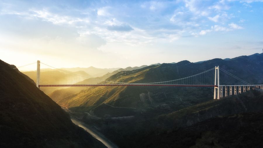敘古高速赤水河紅軍大橋，全長2009米，主橋?yàn)?200米雙塔單跨鋼桁梁懸索橋，主塔高243.5米，是當(dāng)時(shí)世界上同類型橋梁中主塔高度第一、跨徑第二的峽谷懸索大橋，位于川黔交界的烏蒙山區(qū)和中國工農(nóng)紅軍“四渡赤水”的革命老區(qū)，是中國第一座以紅軍命名的特大橋，創(chuàng)造了29個(gè)月建世界一流大橋的記錄，榮獲國家優(yōu)質(zhì)工程獎(jiǎng)、李春獎(jiǎng)等多個(gè)獎(jiǎng)項(xiàng)。.jpg