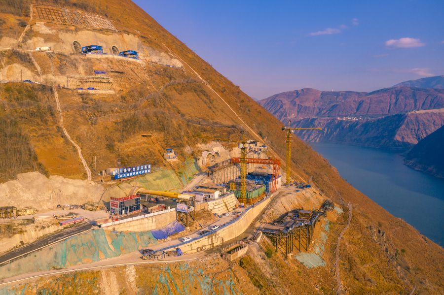 沿江高速寧巧隧道是川滇連接通道，在四川境連接涼山州寧南縣，在云南境連接昭通市巧家縣。該隧道為微瓦斯隧道，設(shè)計為雙洞雙向隧道，左線長度為9069米，右線為9103米，屬傍山特長隧道。隧道最大埋深639米，是國內(nèi)最長的凹型豎曲線高速公路隧道，隧道出口段采用整體式直中墻連拱形式，中墻厚度僅1.4米，是國內(nèi)高地震烈度區(qū)最薄的直中墻。.jpg