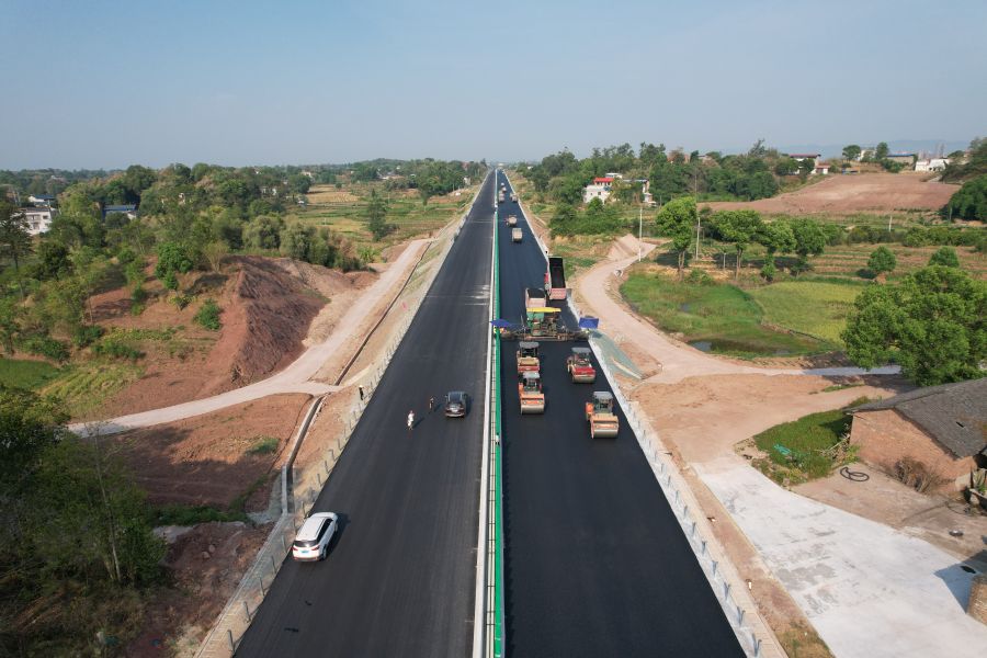 瀘永高速公路ZCB1-LM項(xiàng)目建設(shè)已進(jìn)入路面施工最后的攻堅(jiān)期和沖刺階段。截至目前，瀘永高速公路項(xiàng)目路面工程已完成約80%。.jpg