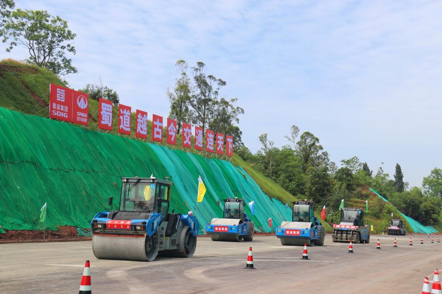 瀘永高速公路路面無(wú)人攤壓.jpg