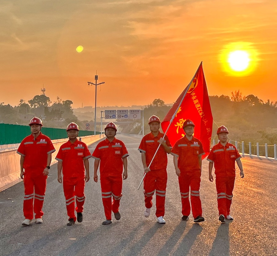 圖片6：朝陽(yáng)下的項(xiàng)目青年突擊隊(duì).JPG