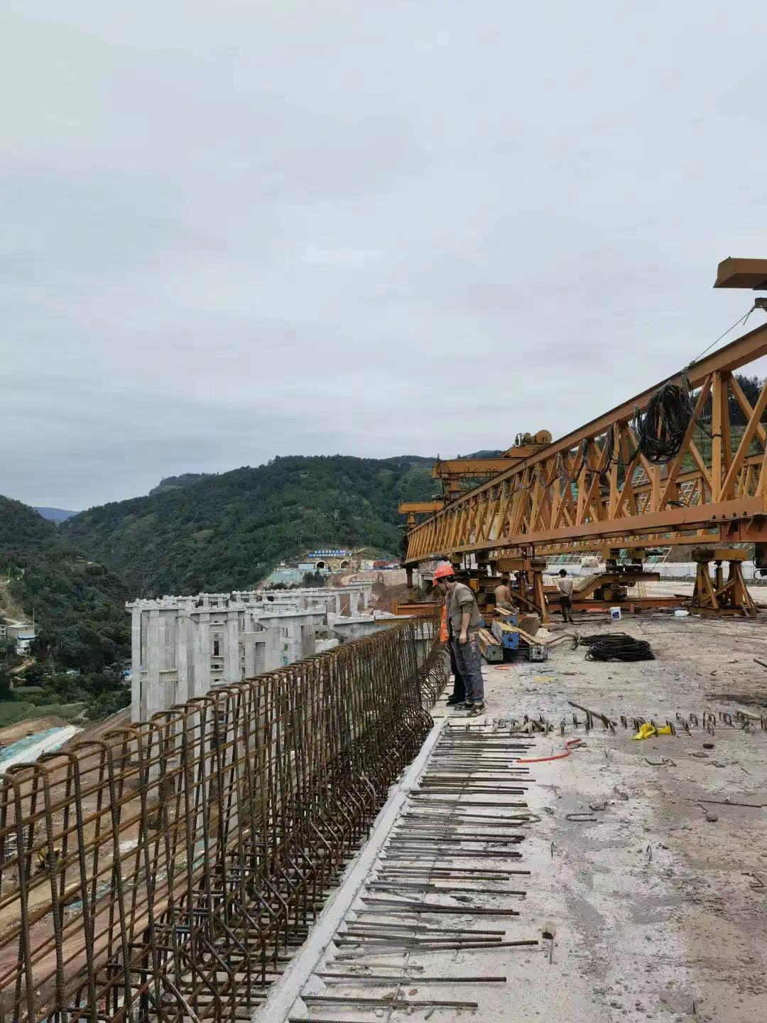 沿江高速寧攀段ZCB1-9、10項(xiàng)目震后排查架梁現(xiàn)場.jpg
