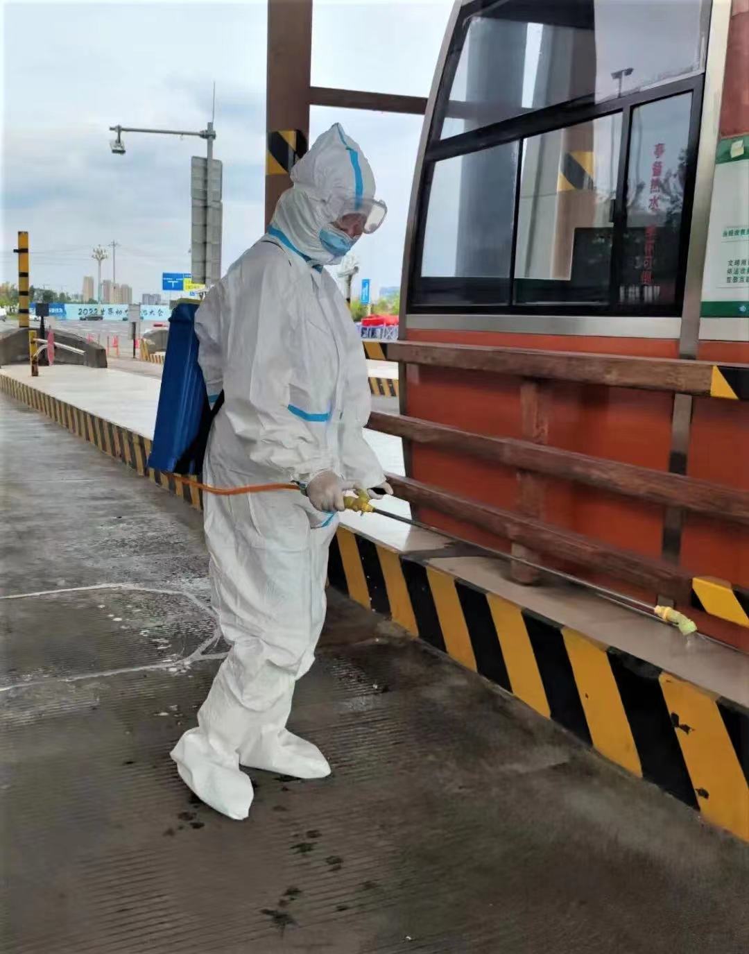 宜瀘高速收費員進(jìn)行防疫消毒.jpg