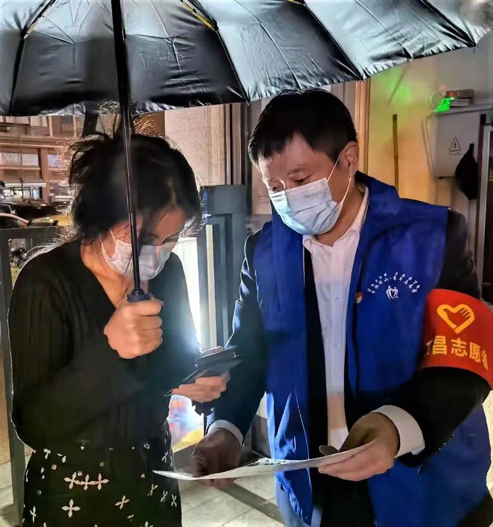 西香公司黨員協(xié)助社區(qū)開展核酸檢測、人員排查工作.jpg