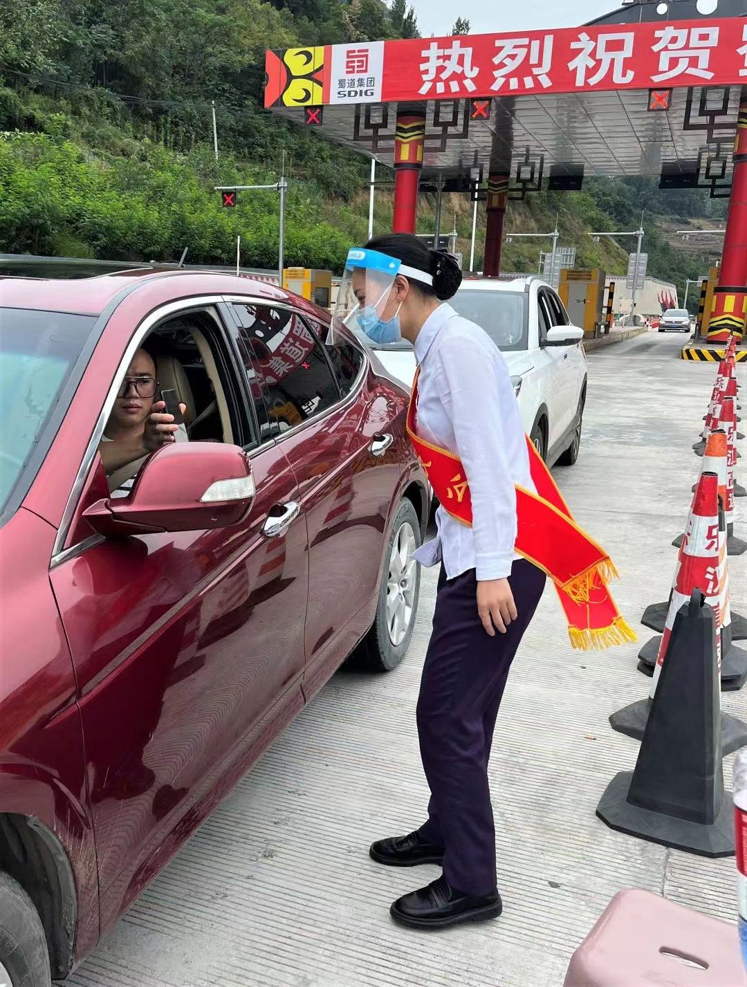 樂漢公司黨員協(xié)助高速交警檢查出站司乘的行程卡、健康碼.jpg