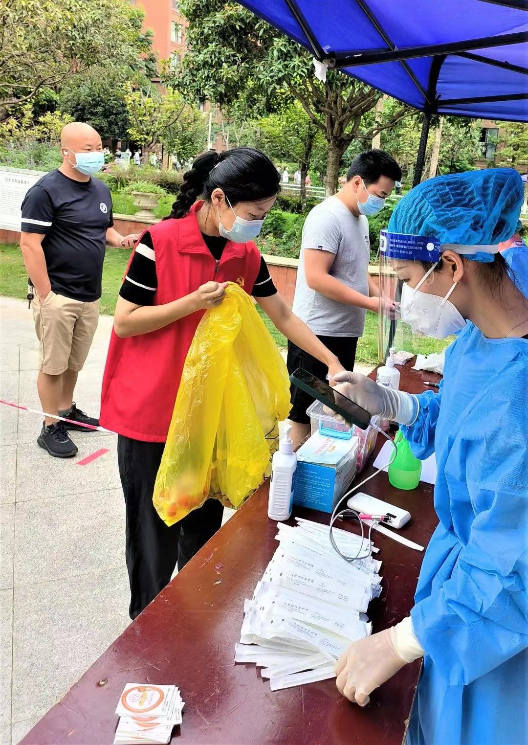 沿江攀寧公司黨員志愿者協(xié)助社區(qū)開展核酸檢測工作.jpg