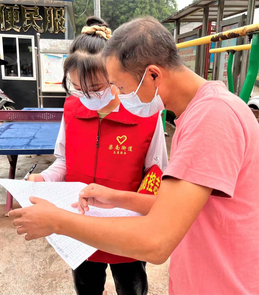 鎮(zhèn)廣公司D合同段黨員志愿者向居民解讀防疫政策.jpg