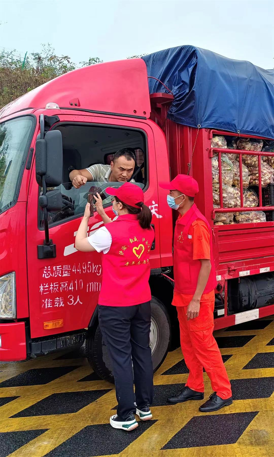 瀘渝公司志愿者協(xié)助檢查司乘人員健康碼、行程卡、核酸檢測報告.jpg