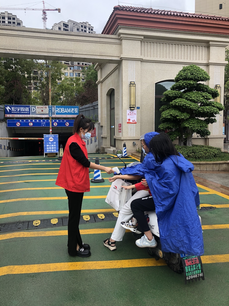 廖容同志協助開展體溫檢測（1）.jpg