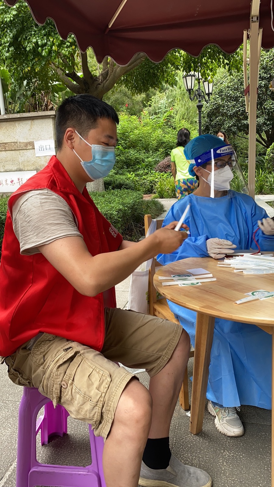 胡濤同志在分發咽試紙.JPG