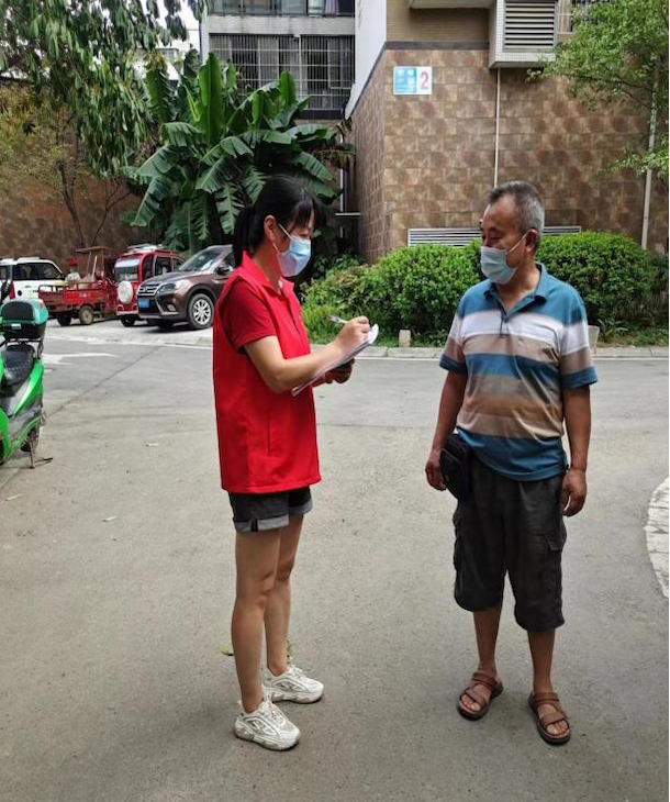 李蘭花在社區參加抗疫志愿服務活動.jpg